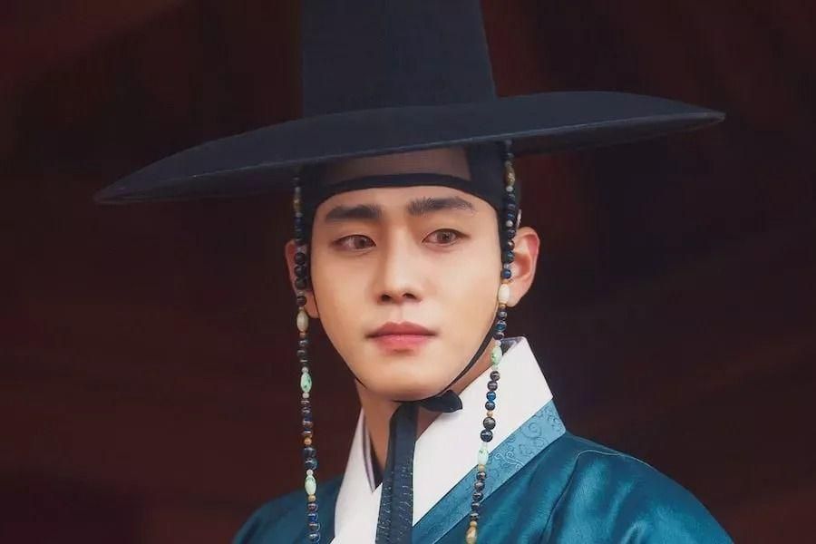 Ahn Hyo Seop émet une aura mystérieuse en tant qu'astrologue aveugle dans 