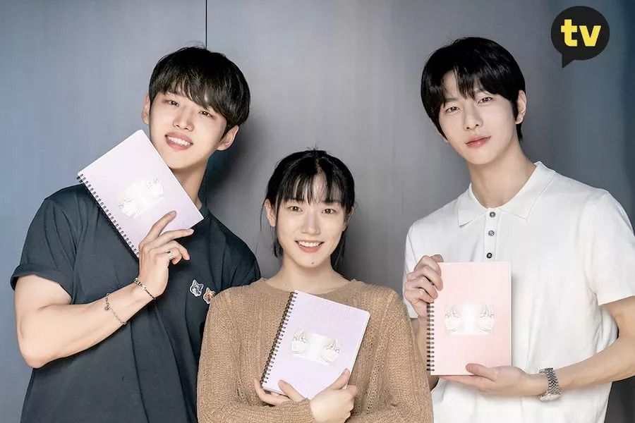 Bomin de Golden Child, Shim Dal Gi, Hongseok de PENTAGON, Lee Nagyung de Fromis_9 et bien d'autres assistent à la lecture d'un nouveau scénario dramatique