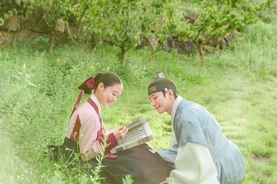 Lee Se Young et Junho de 14 heures partagent un moment de bonheur ensemble dans l'affiche de 