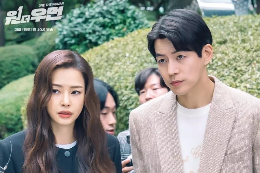 Honey Lee et Lee Sang Yoon sont pris en embuscade par une mer de journalistes dans « One The Woman »