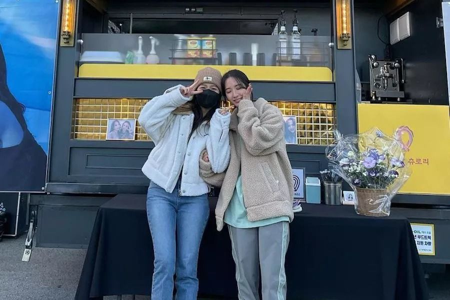 Jisoo de BLACKPINK rend visite à Bona de WJSN sur le tournage de son nouveau drame