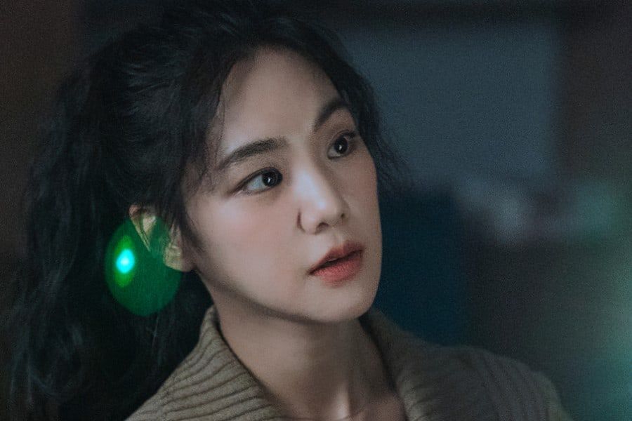 Han Ji Eun garde les yeux ouverts sur le danger dans 