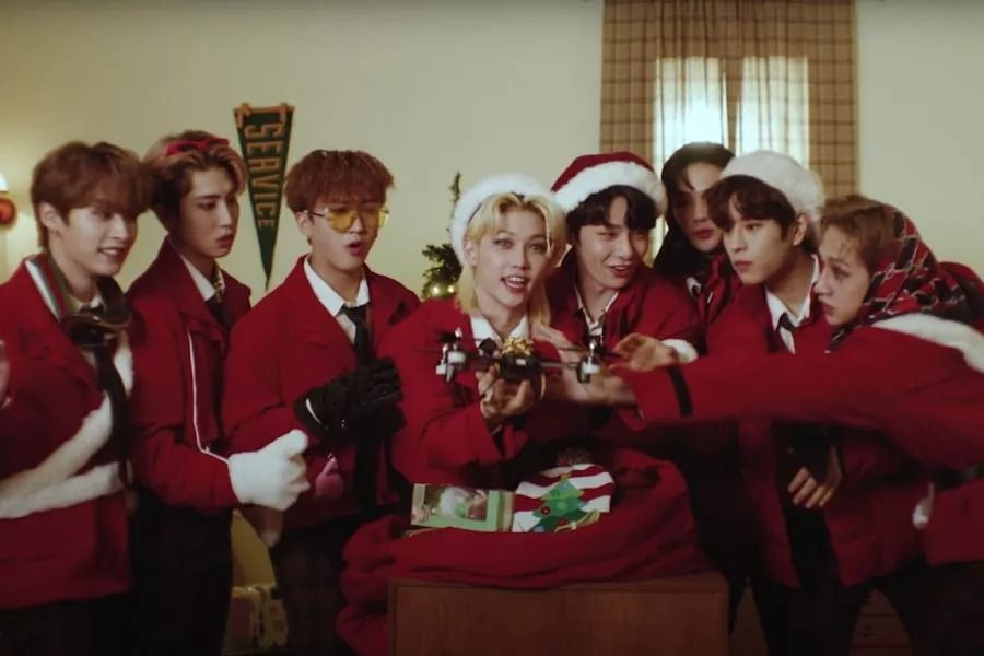 Les Stray Kids se transforment en assistants du Père Noël dans le MV chaotique de leur single de Noël 