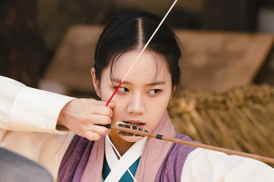 Hyeri parle de jouer dans son premier drame historique, de travailler avec Yoo Seung Ho, et plus