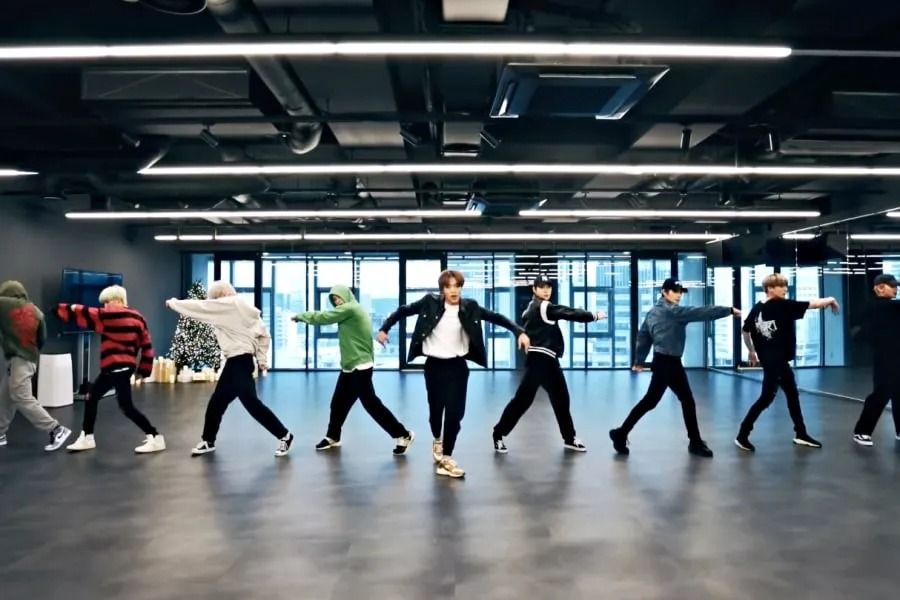 NCT U impressionne avec ses mouvements vidéo d'entraînement énergiques pour 