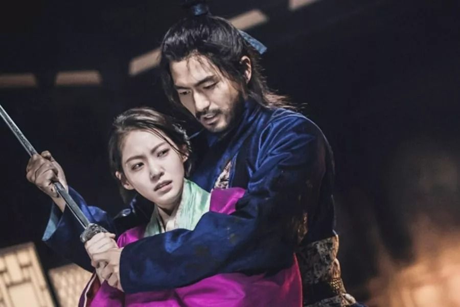 Lee Jin Wook et Gong Seung Yeon forment un couple marié prêt à se battre jusqu'à la mort dans 