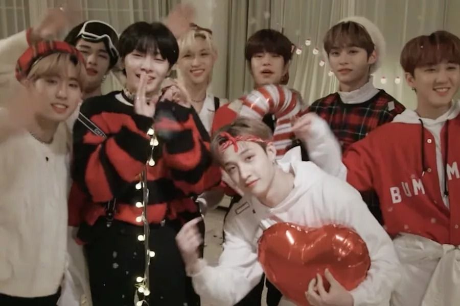 Stray Kids organise une fête de Noël au bureau dans le clip de 