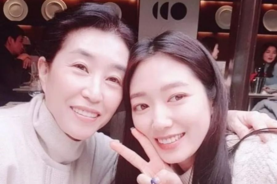 Kim Mi Kyung célèbre le prochain mariage à l'écran de sa fille Park Shin Hye avec un message émouvant