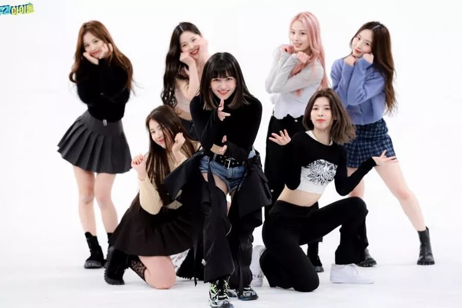 Le nouveau groupe de filles de JYP, NMIXX, couvre les danses de Stray Kids, ITZY, TWICE, Girls 'Generation, Sunmi et miss A sur 