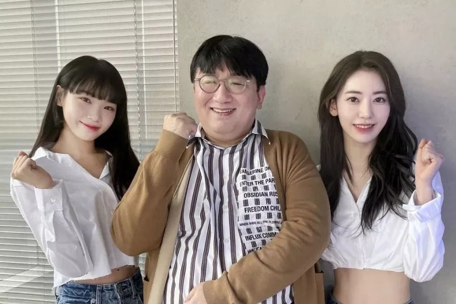 Bang Si Hyuk accueille Miyawaki Sakura et Kim Chae Won sur HYBE avec une jolie photo de groupe