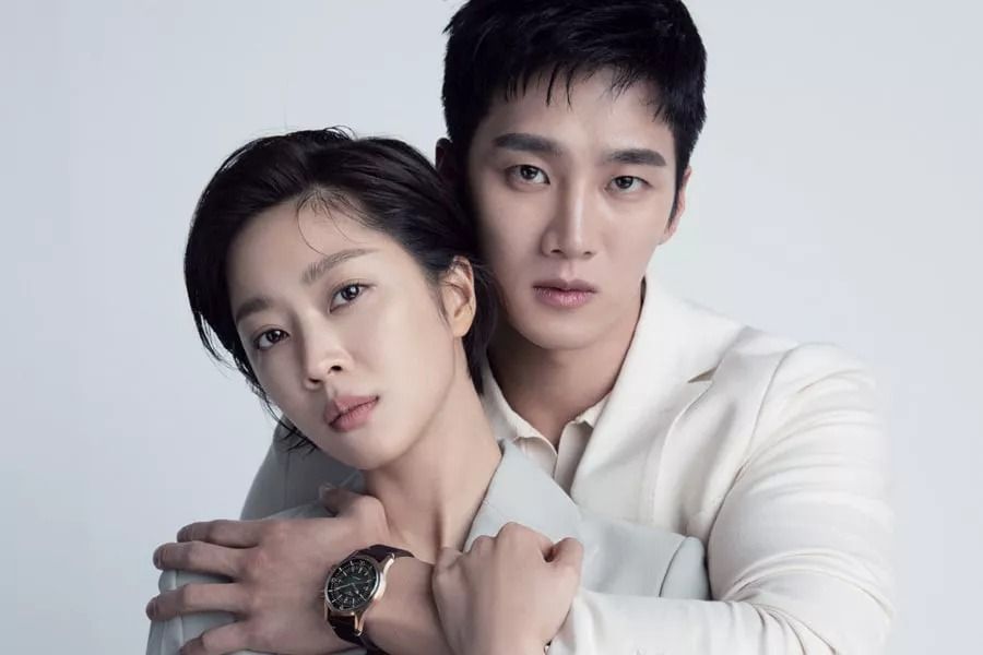 Jo Bo Ah montre le cadeau du jour blanc qu'elle a reçu de la co-vedette du 