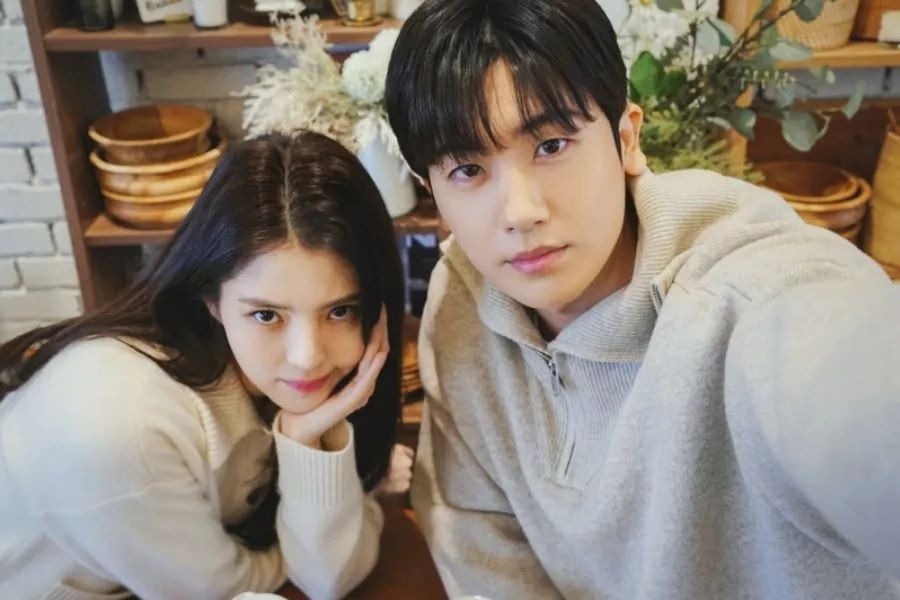 Park Hyung Sik et Han So Hee forment un couple adorable dans de nouvelles images pour 