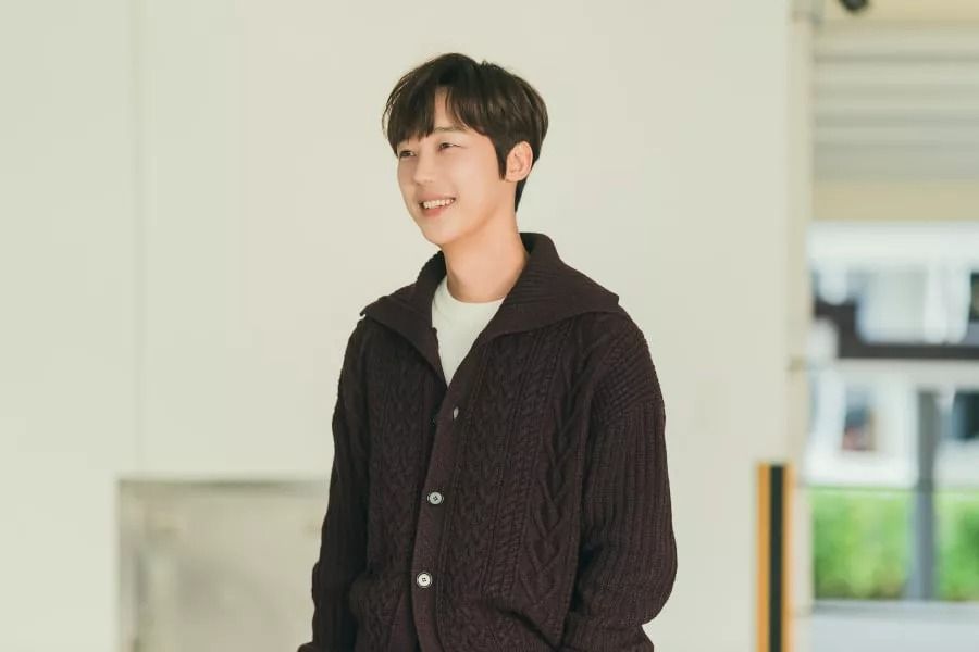 Yoon Jong Hoon se transforme en un manager diligent avec un sourire amical dans 