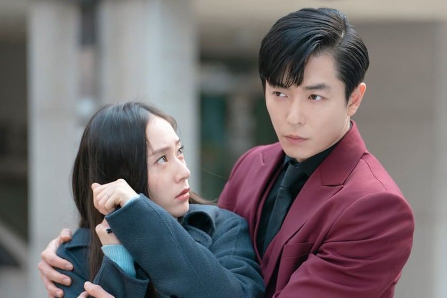 Kim Jae Wook n'hésite pas à enfermer Krystal dans une étreinte protectrice sur 