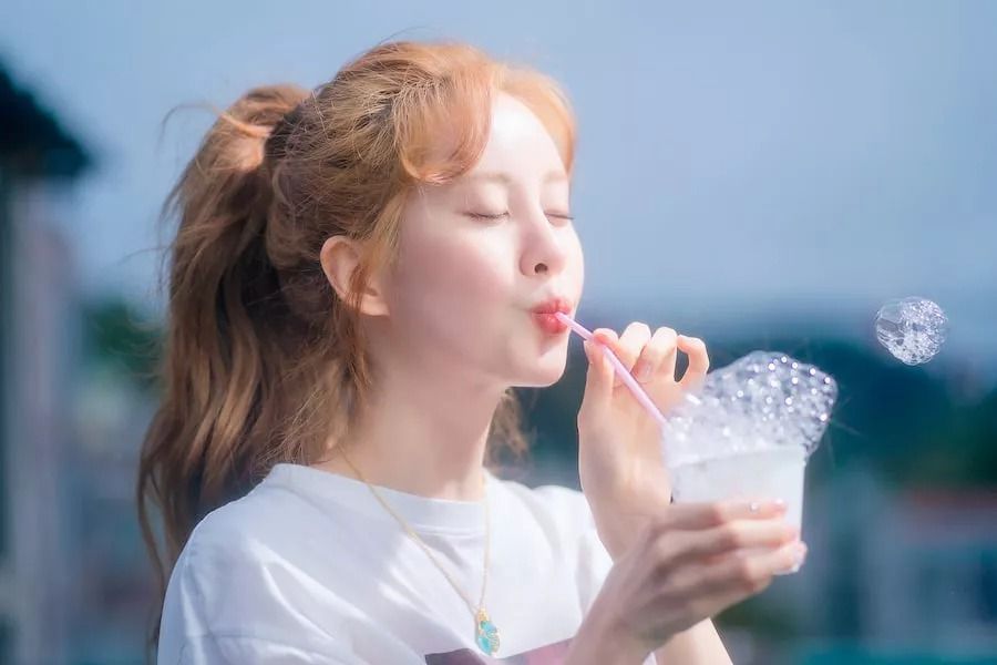 Seohyun illumine l'environnement avec son doux sourire dans le nouveau drame romantique 