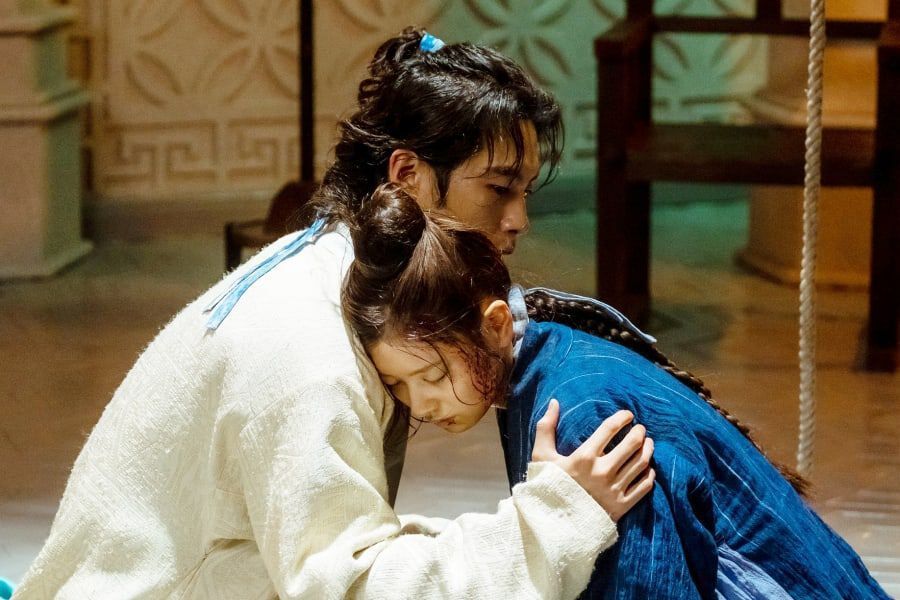 Lee Jae Wook étreint tendrement un Jung So Min éclaboussé de sang sur 