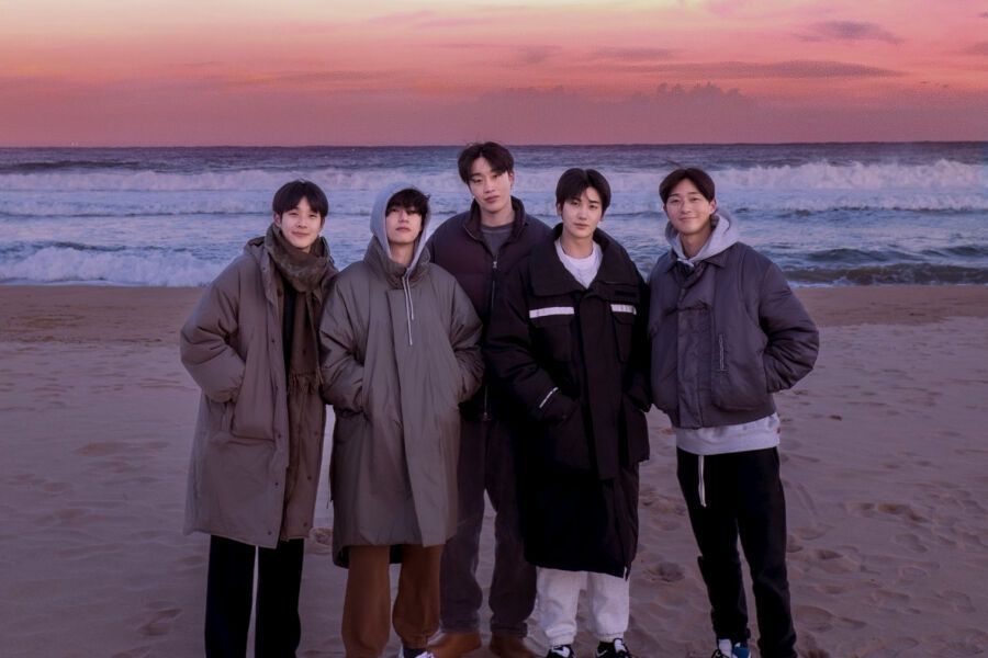 V de BTS, Park Seo Joon, Choi Woo Shik, Park Hyung Sik et Peakboy profitent du coucher de soleil ensemble dans 