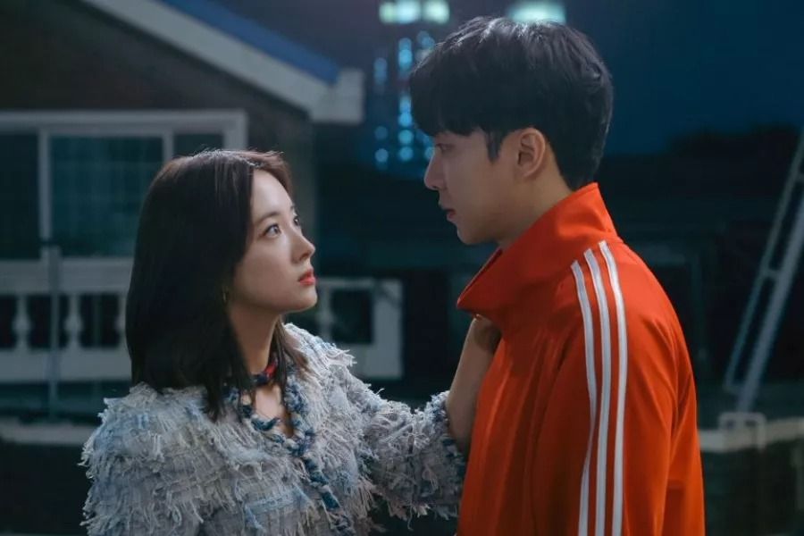 Lee Seung Gi et Lee Se Young échangent un contact visuel inattendu lors d'une dispute animée dans une nouvelle comédie romantique