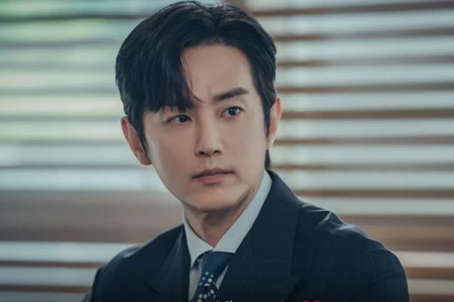 Kwon Yool est un réalisateur charismatique qui entretient des relations tendues avec Jung Woo dans 