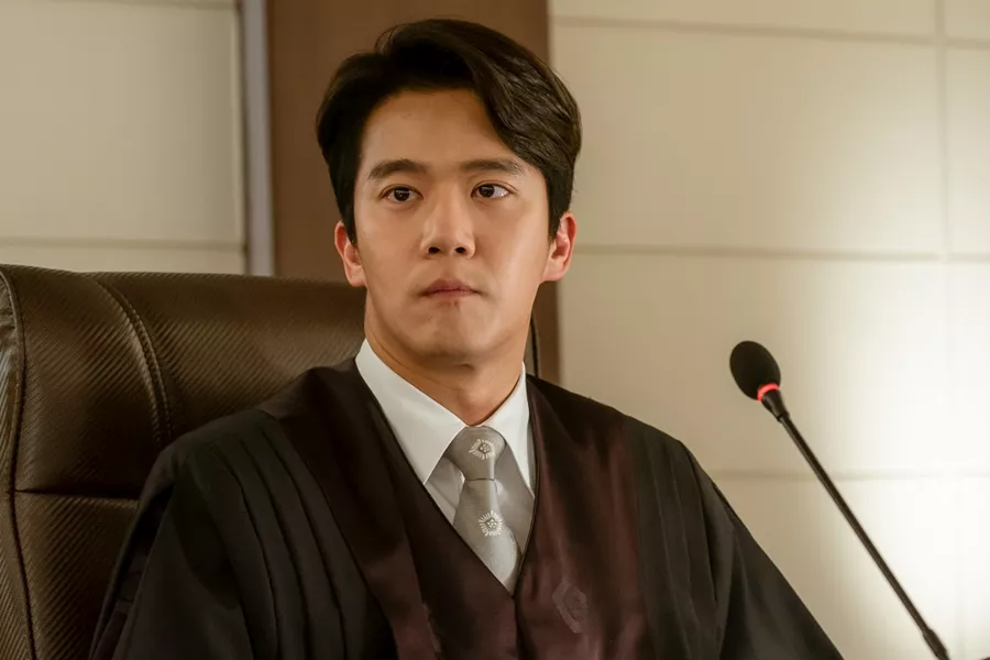 Ha Seok Jin est un juge perfectionniste qui n'a pas peur de prendre le taureau par les cornes dans le nouveau drame 