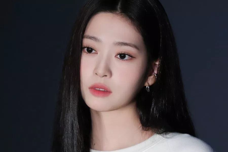 L'ancien membre d'IZ * ONE, Kim Min Ju, est en pourparlers pour signer avec la direction SOOP