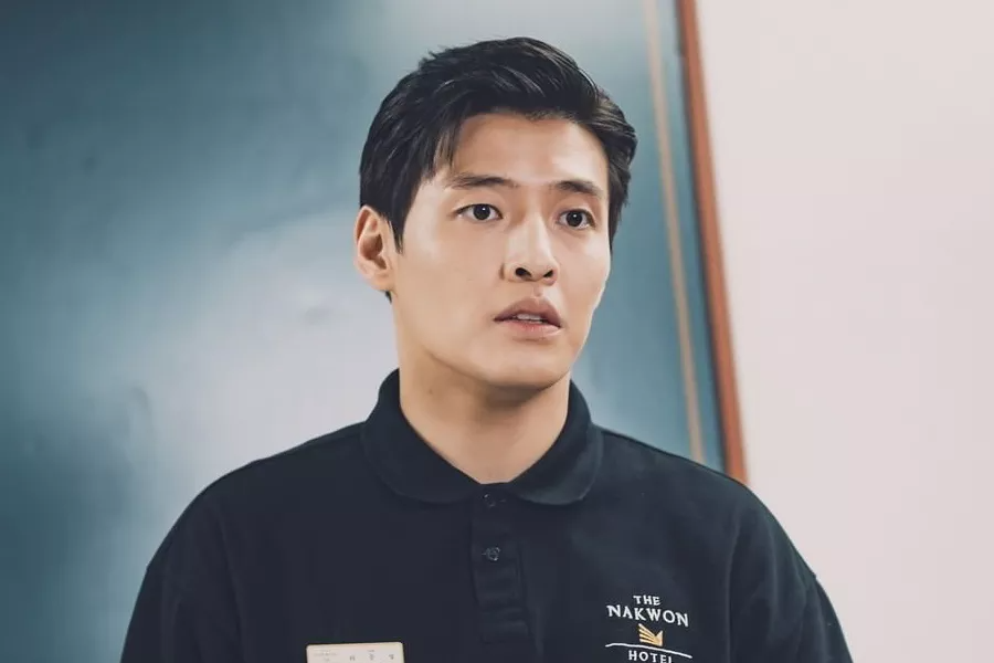 Kang Ha Neul partage des mots-clés pour décrire son prochain rôle + pourquoi il a choisi de jouer dans 