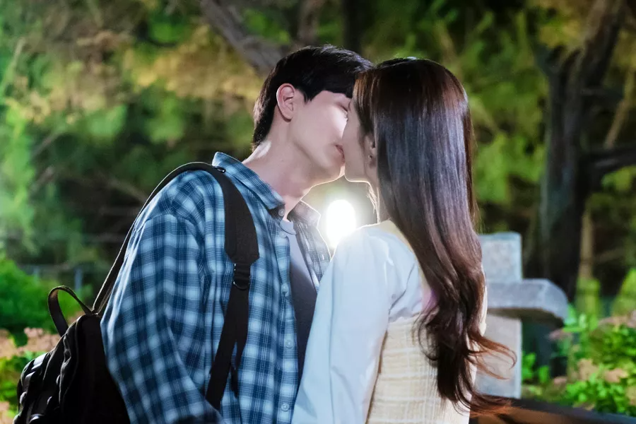 Yook Sungjae de BTOB et Jung Chaeyeon de DIA partagent un baiser déchirant sur 