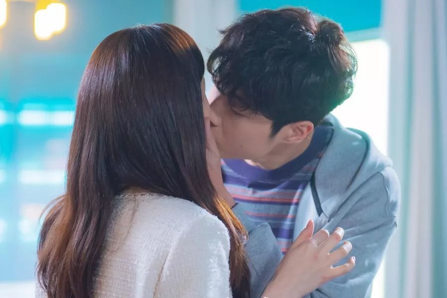 Lee Jong Won surprend Jung Chaeyeon de DIA avec un baiser sur 