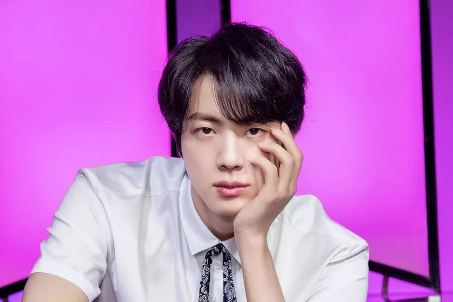 BTS Jin a confirmé la sortie d'un single solo en octobre + BIGHIT MUSIC répond aux rapports de collaboration