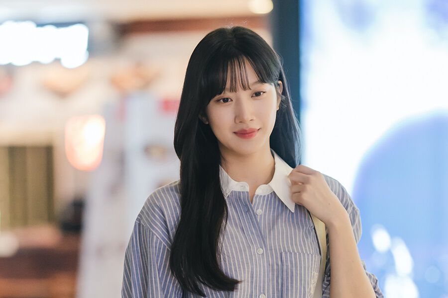 Moon Ga Young est la meilleure employée cachant ses véritables émotions dans 