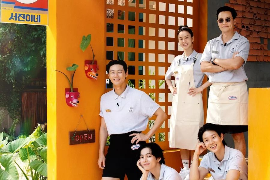 Lee Seo Jin, Park Seo Joon, V, Choi Woo Shik et Jung Yu Mi font preuve d'un excellent travail d'équipe alors qu'ils dirigent un restaurant très fréquenté