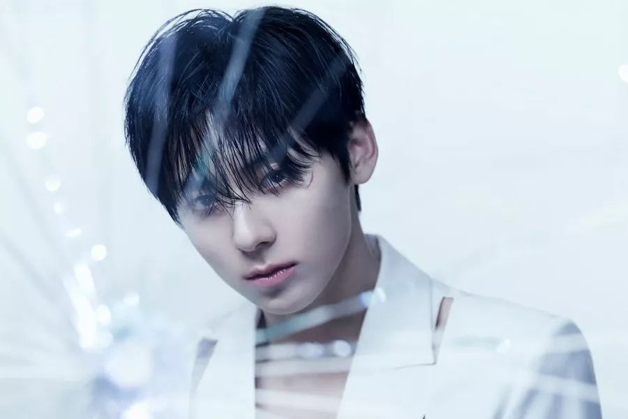 Hwang Minhyun dévoile son bâton lumineux officiel