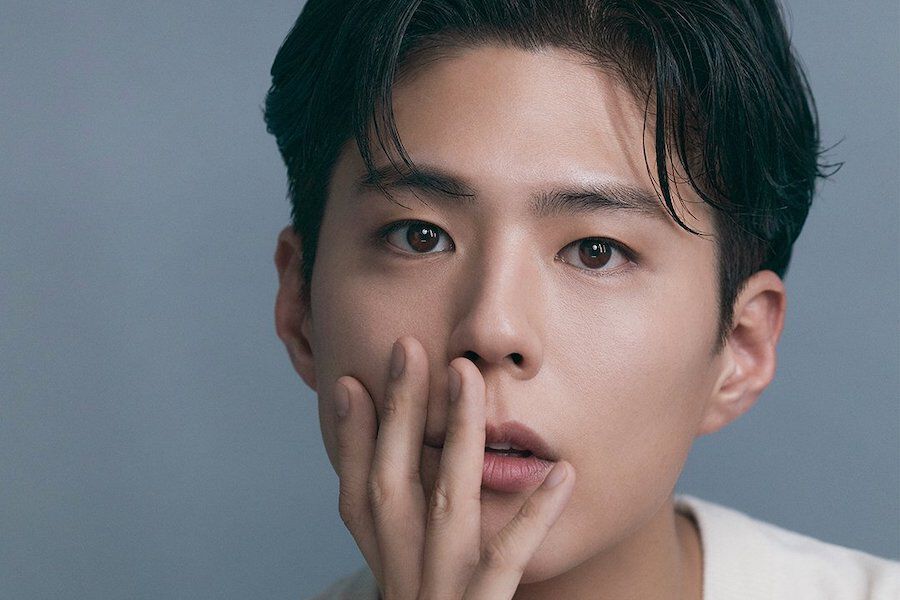 Park Bo Gum brille dans de nouvelles photos de profil après avoir signé avec THEBLACKLABEL