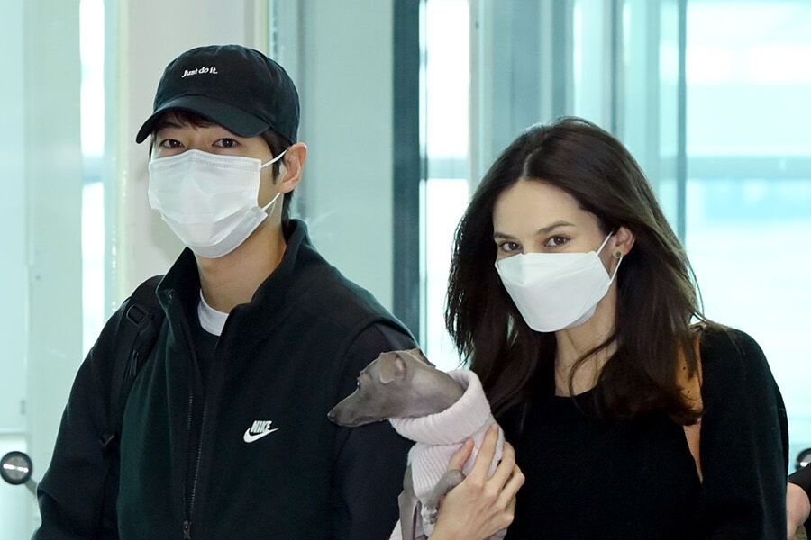 Song Joong Ki et sa femme Katy Louise Saunders saluent les fans en route pour l'Europe pour le tournage de 