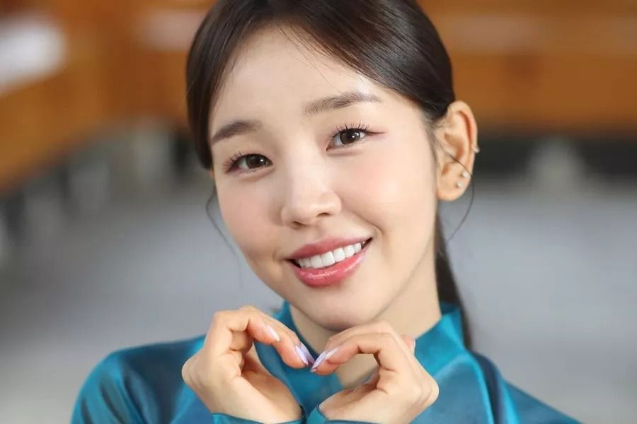 Baek A Yeon partage une lettre manuscrite pour annoncer personnellement son prochain mariage