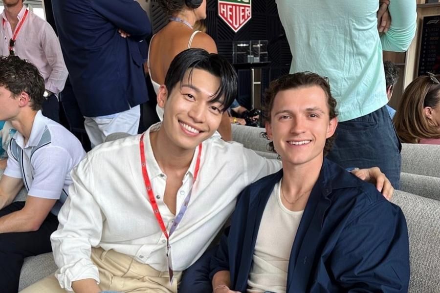 Wi Ha Joon pose avec Tom Holland et bien d'autres lors de l'événement TAG Heuer Formula 1 à Monaco