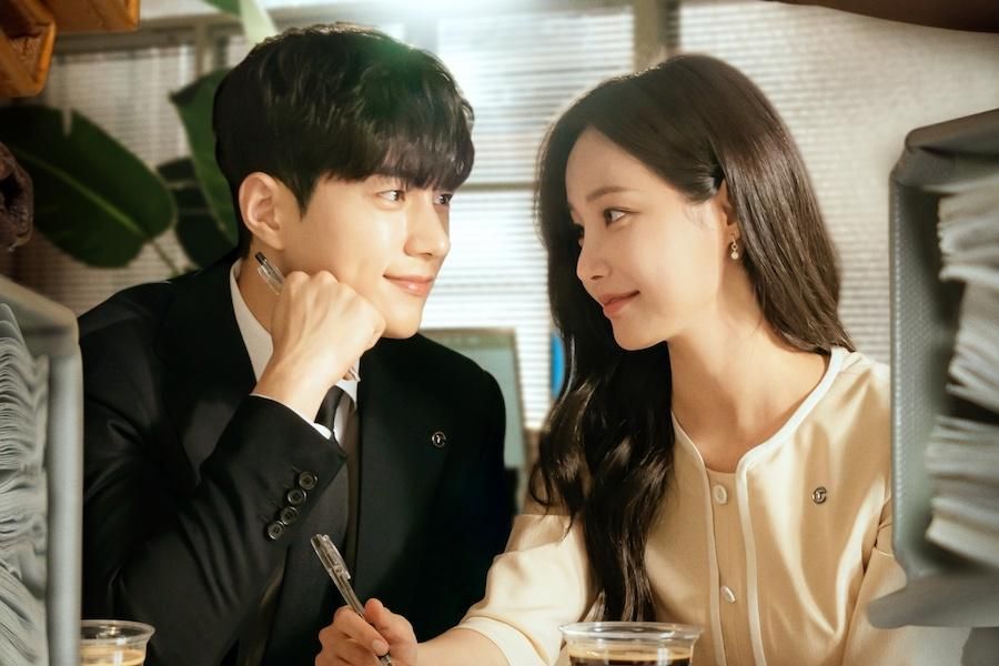 Kim Myung Soo et Yeonwoo échangent des regards romantiques sur le bureau dans une affiche pour 