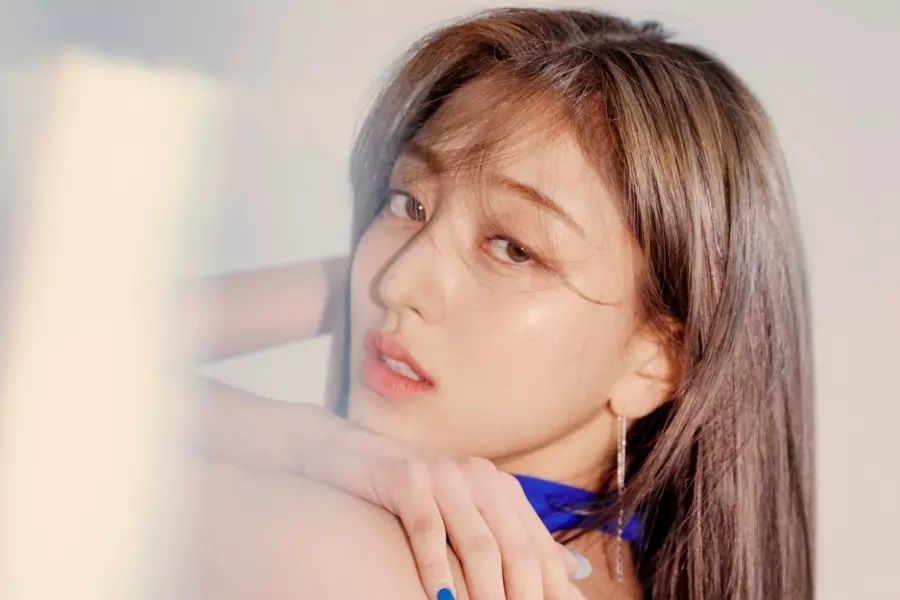 Jihyo de TWICE fait ses débuts dans le Top 15 du Billboard 200, devenant ainsi la deuxième femme soliste de K-Pop de l'histoire à entrer dans le Top 100