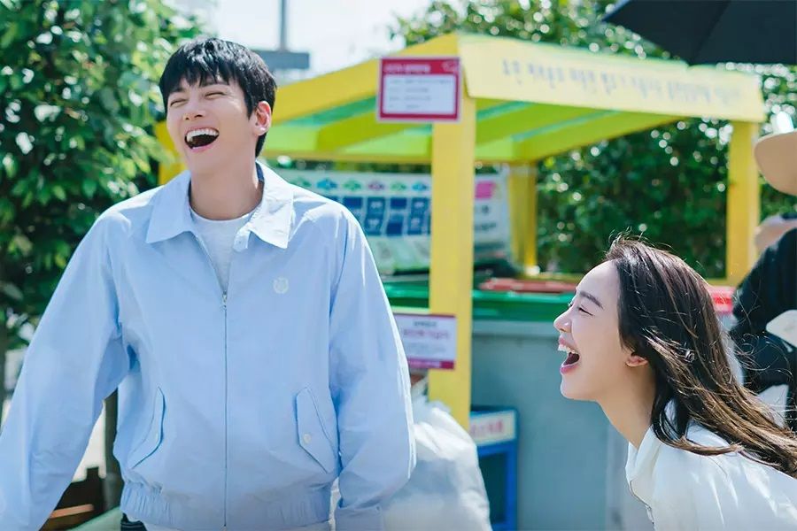 Ji Chang Wook et Shin Hye Sun rayonnent de chaleur dans les coulisses de 