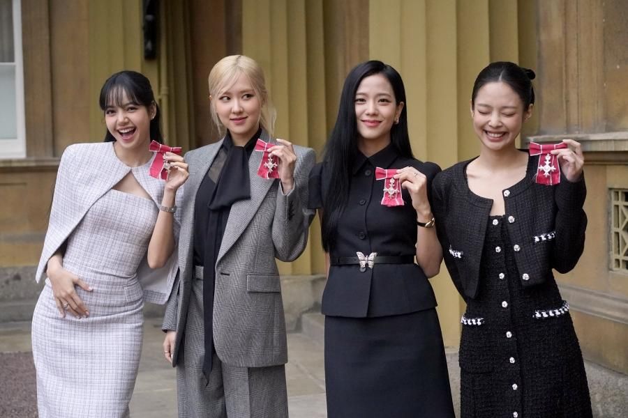 BLACKPINK reçoit des MBE honoraires des mains du roi Charles au palais de Buckingham