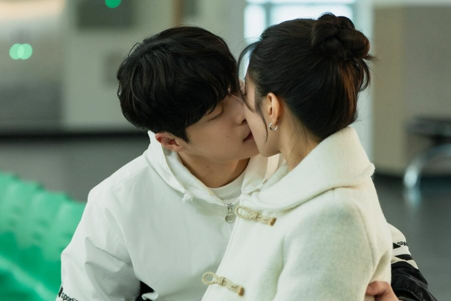 Bae In Hyuk et Lee Se Young partagent un baiser romantique dans 