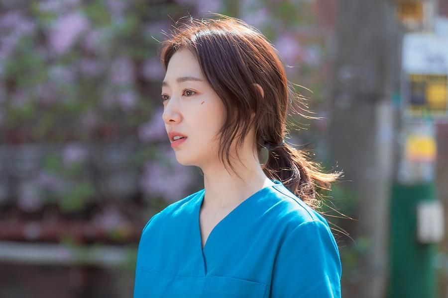 Park Shin Hye est un médecin bourreau de travail qui est épuisé dans 