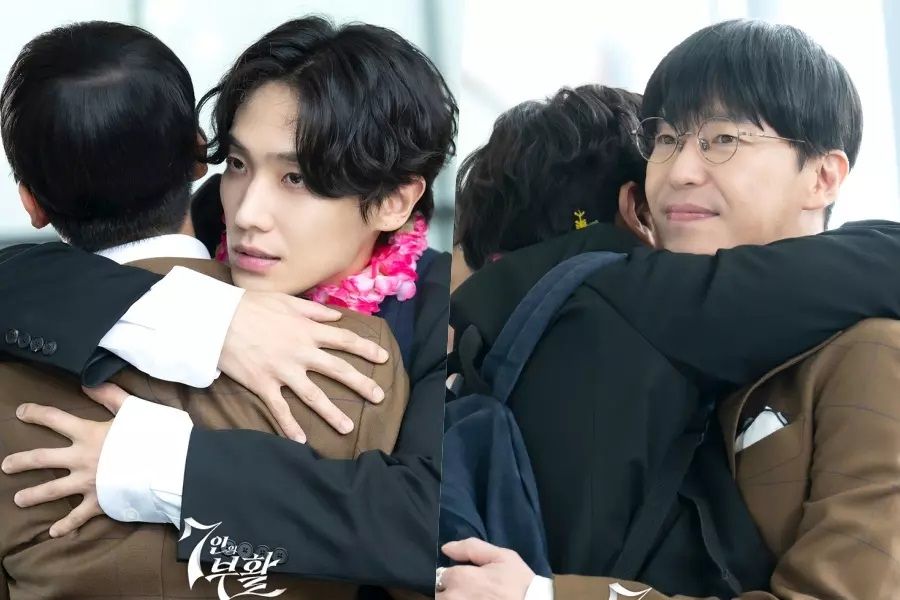 Lee Joon et Uhm Ki Joon sourient faussement en se réunissant dans 