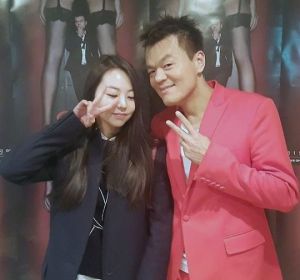 Ahn Sohee pose derrière la scène au concert du Park Jin Young