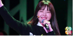 Minah de la fête des filles pleure pendant sa performance dans le dernier épisode de "Healing Camp"