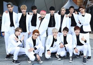 SEVENTEEN annonce le nom de son fan-club dans son concert