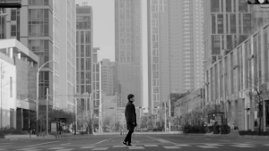 Jo Kwon publie un MV émotionnel pour "Crosswalk" avec Suho