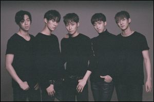 KNK montre la masculinité et le charisme dans sa première vidéo musicale "Knock"