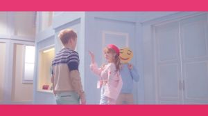 Jimin de AOA et Xiumin de EXO deviennent un joli couple en vidéo d'avance pour "Call You Bae"