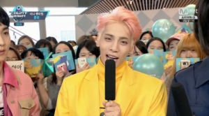 Jonghyun de SHINee révèle les avantages d'aller en solo et son type idéal dans "M! Countdown"